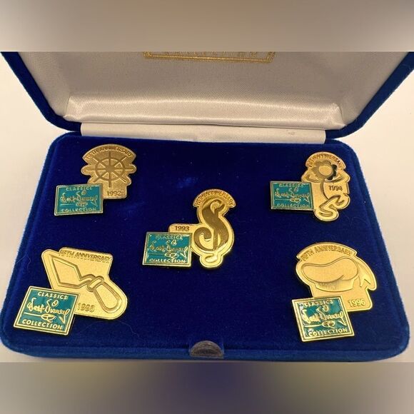 Walt Disney Classics Collection 5th anniversary 1990s limited edition pin set - Picture 1 of 6